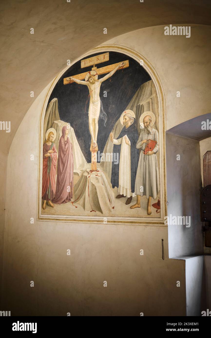 Kreuzigung mit der Jungfrau Maria Magdalena und dem Fresko St. Dominic von Fra Angelico in Zelle 25 im Museum San Marco in Florenz Italien Stockfoto
