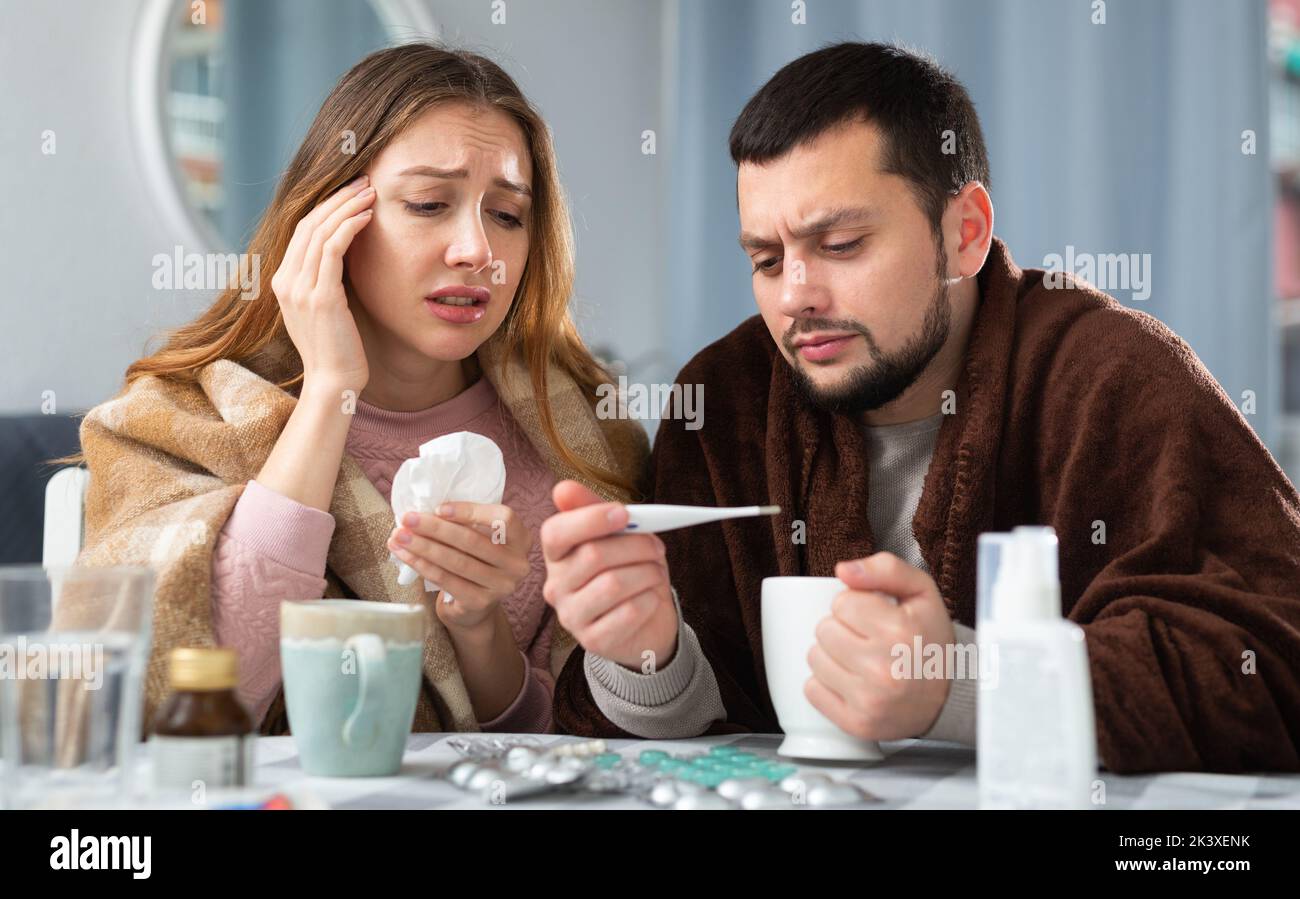 Krankes Paar, das zu Hause an Grippe leidet Stockfoto
