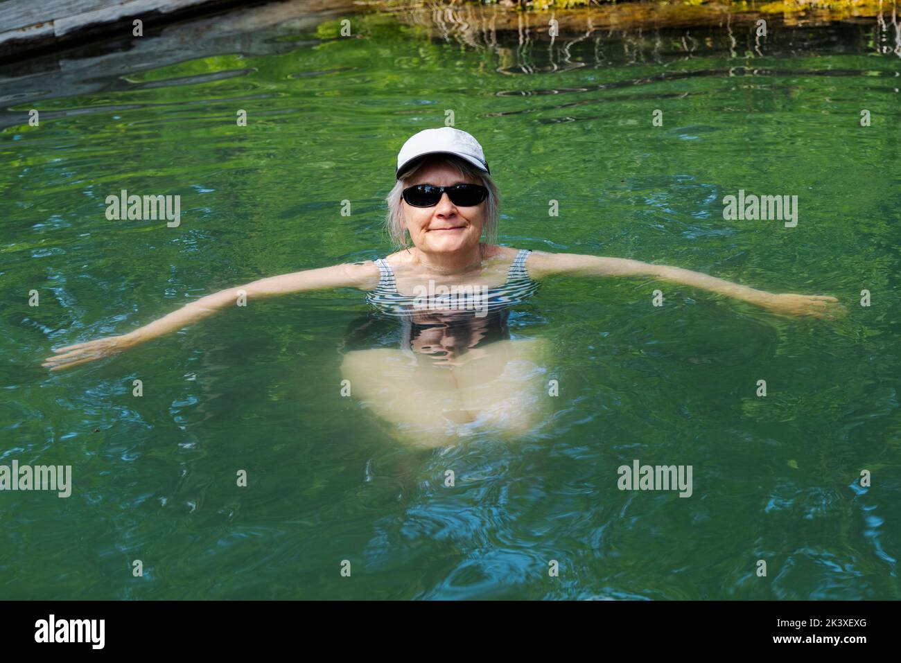Eine alleinreisende Frau genießt die heißen Quellen am Liard River; den Liard River Provincial Park; British Columbia; Kanada Stockfoto