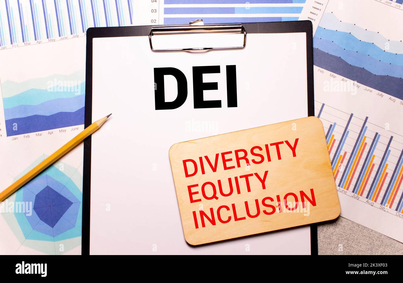 Holzblöcke mit Text DEI auf gelbem Hintergrund. Dei - Abkürzung für Diversity Equity Inclusion. Stockfoto