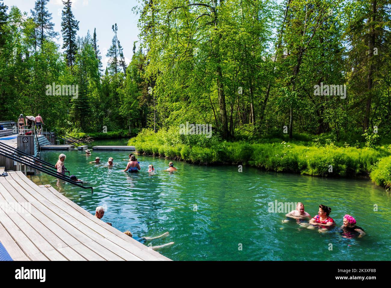Touristen, die die heißen Quellen am Liard River, den Liard River Provincial Park, British Columbia und Kanada genießen Stockfoto