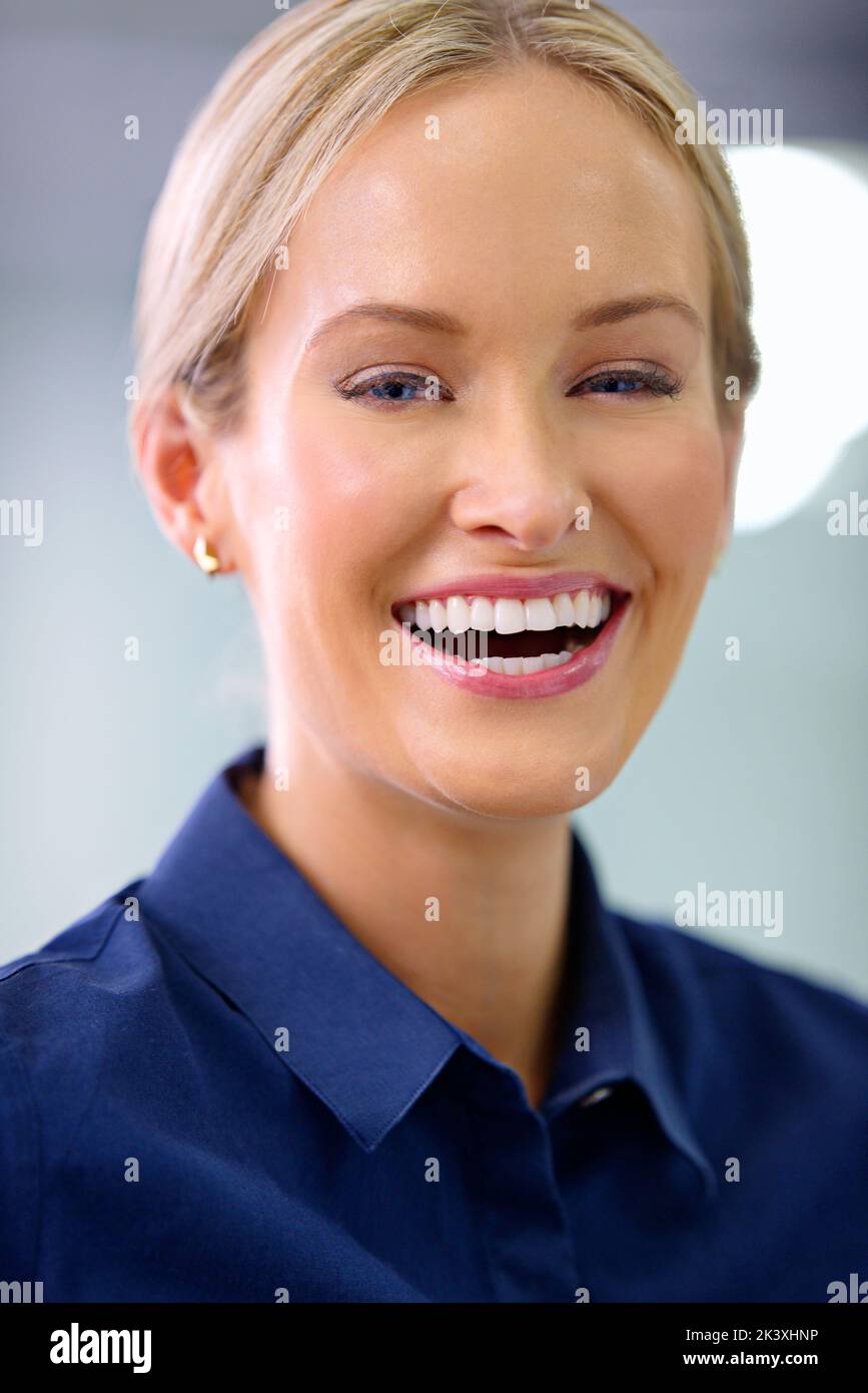 Positive Einstellung am Arbeitsplatz. Porträt einer lächelnden jungen Frau im Büro. Stockfoto