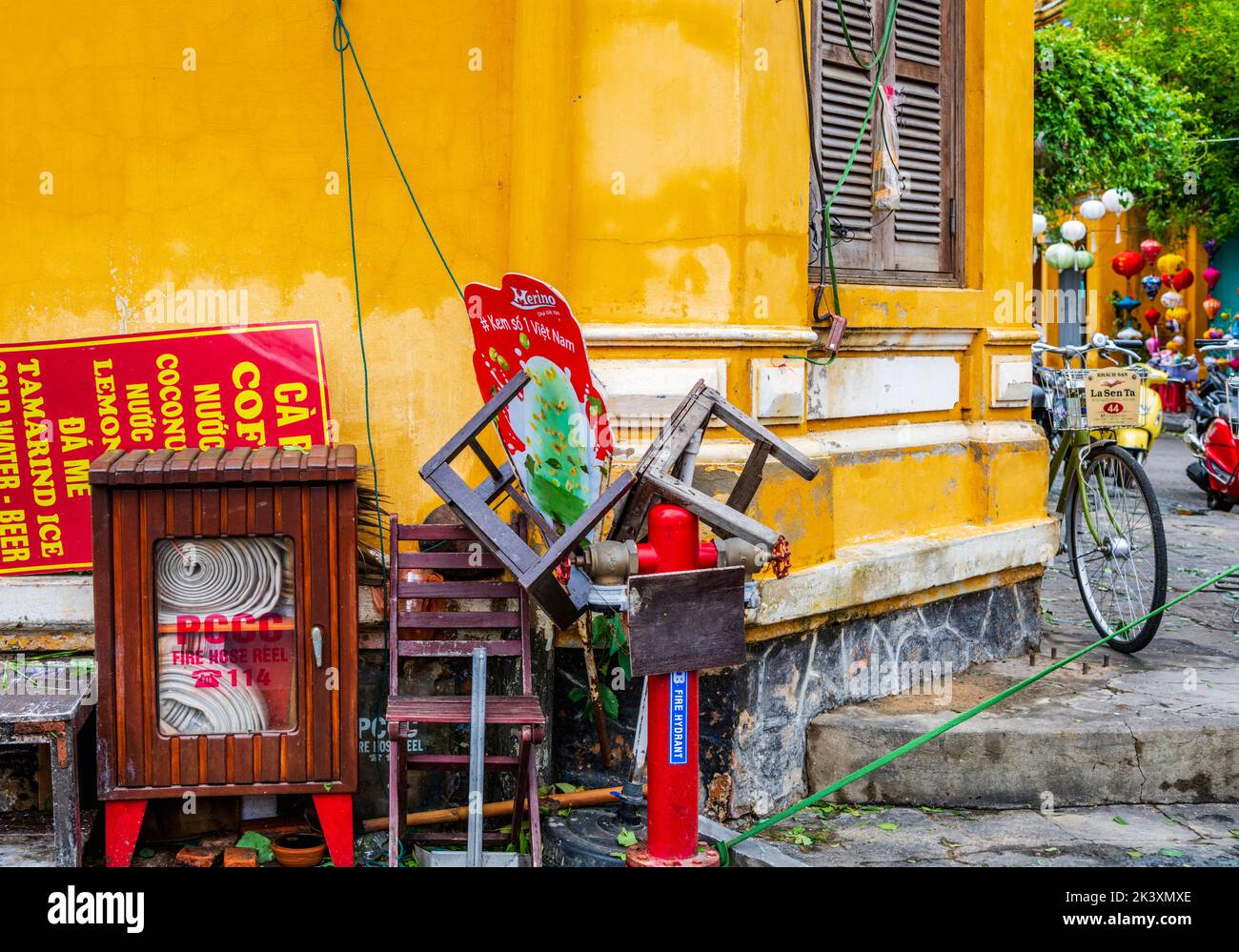 Nach dem Durchlaufen des Noru Typhoon stapelten sich Löschschlauch und Hydrant mit einem Stapel Haushaltswaren auf der Oberseite. Stockfoto