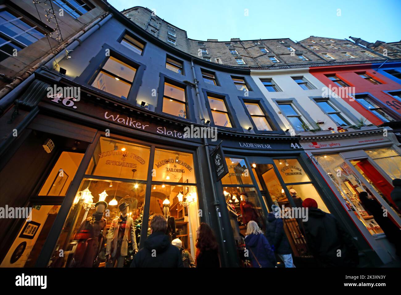 Geschäfte in der Abenddämmerung, auf der Victoria Street, der Altstadt, Edinburgh, Lothian, Schottland, Großbritannien, EH1 2HG - Weltkulturerbe Stockfoto