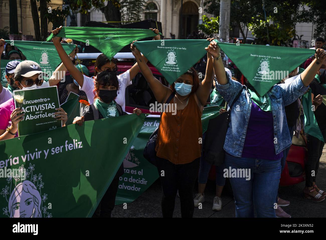 San Salvador, El Salvador. 28. September 2022. Demonstranten singen Slogans und halten grüne Tücher während einer Demonstration am Internationalen Aktionstag für das Recht auf sichere Abtreibung hoch. Am 28. September protestieren Menschen auf der ganzen Welt für das Recht auf sicheren und legalen Zugang zu Abtreibungen. Quelle: Camilo Freedman/dpa/Alamy Live News Stockfoto