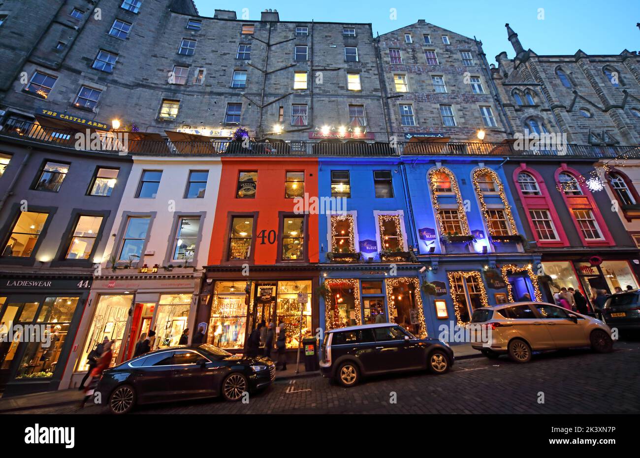 Geschäfte in der Abenddämmerung, auf der Victoria Street, der Altstadt, Edinburgh, Lothian, Schottland, Großbritannien, EH1 2HG - Weltkulturerbe Stockfoto