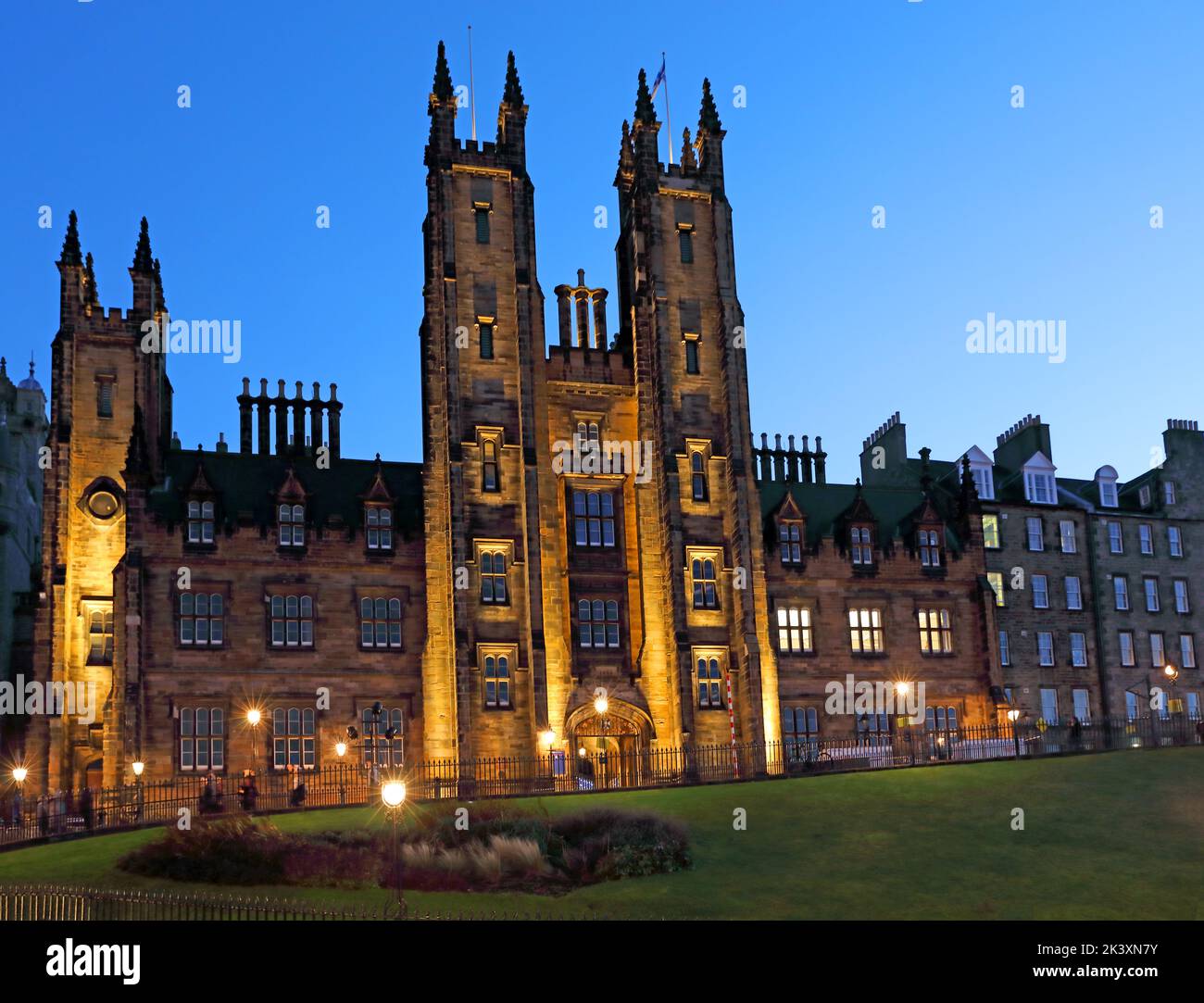 Historische Gebäude in der Dämmerung, auf dem Hügel, Altstadt, Edinburgh, Lothian, Schottland, UK, EH1 2LS Stockfoto