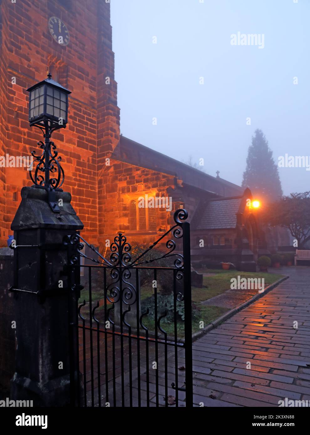 Nebliger Tag in der St. Wilfrids Gemeindekirche, Church Lane, Grappenhall, Warrington, Cheshire, ENGLAND, GROSSBRITANNIEN, WA4 3EP Stockfoto