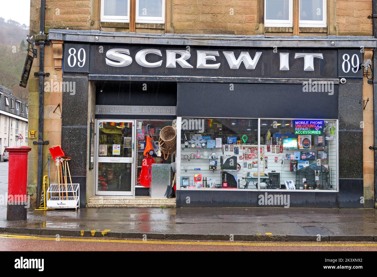 Schraubding IT, Comical Hardware Shop, 89 Main Street, Callander, Perthshire, SCHOTTLAND, GROSSBRITANNIEN, FK17 8BQ Stockfoto