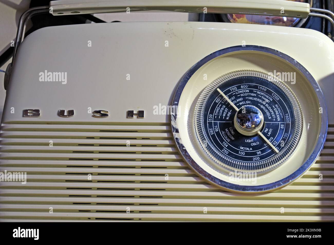 Bush Radio Tuning Dial, MW, LW, FM auf 1960-Empfangsfunkgerät Stockfoto