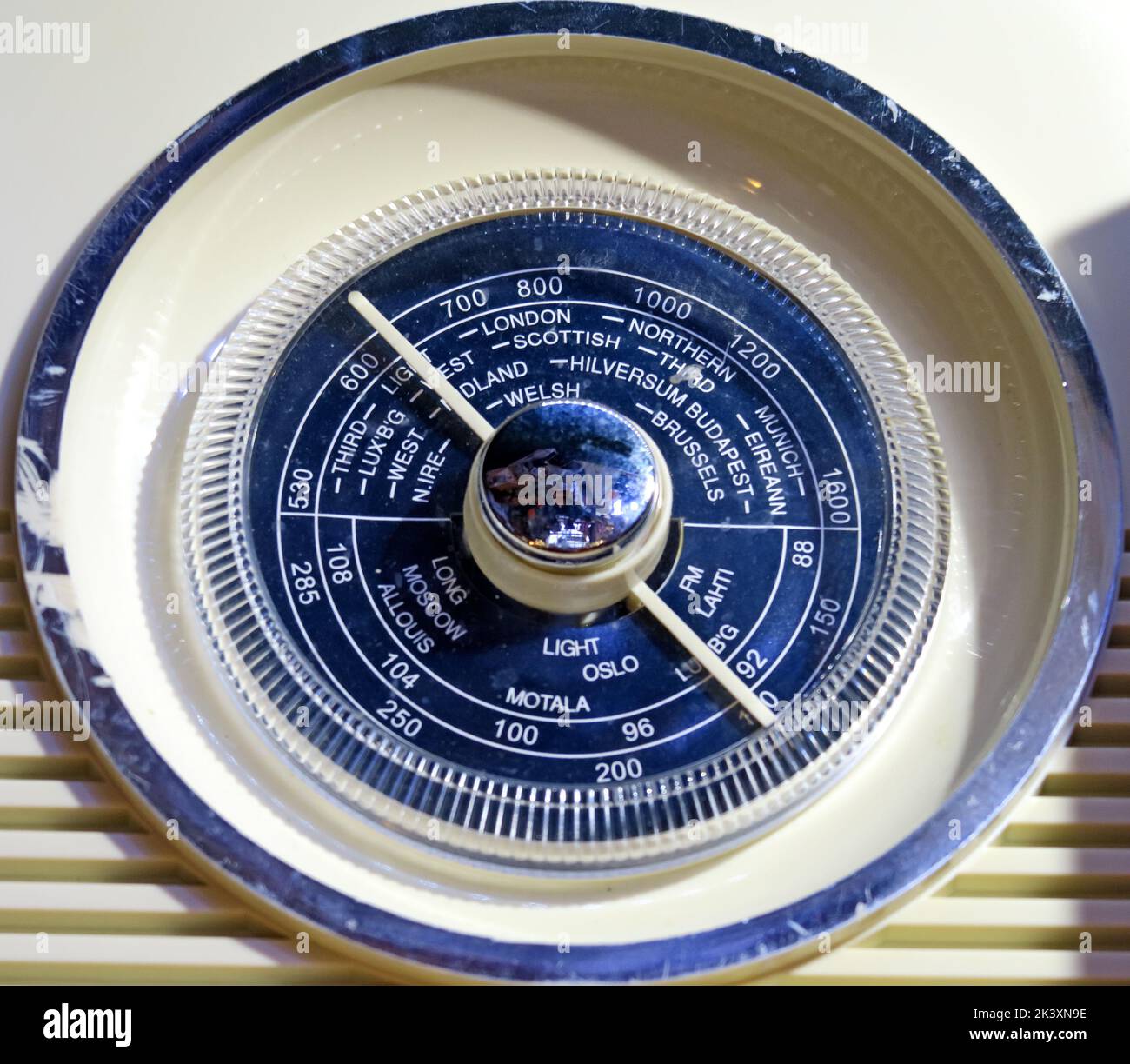 Bush Radio Tuning Dial, MW, LW, FM auf 1960-Empfangsfunkgerät Stockfoto