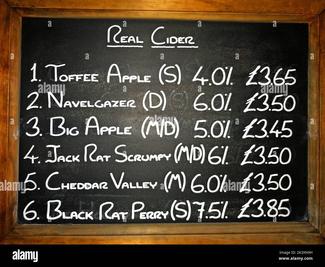 Tafel von Real Somerset Cider, in einer Bar, Crossways Inn, Withy Rd, Highbridge, Somerset, England, Großbritannien, TA9 3RA Stockfoto