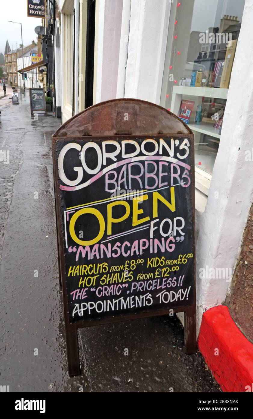 Gordons Mancave Barber Shop/Gents Wedding Services Schild, 17 Main St, Callander, Perthshire, Schottland, Großbritannien, FK17 8DU Stockfoto