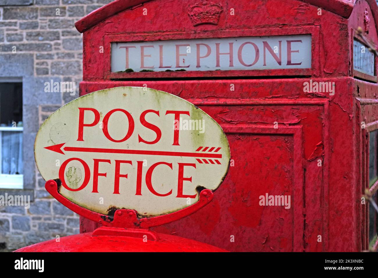 Rote britische Telefonbox und Post-Schild, Stockfoto