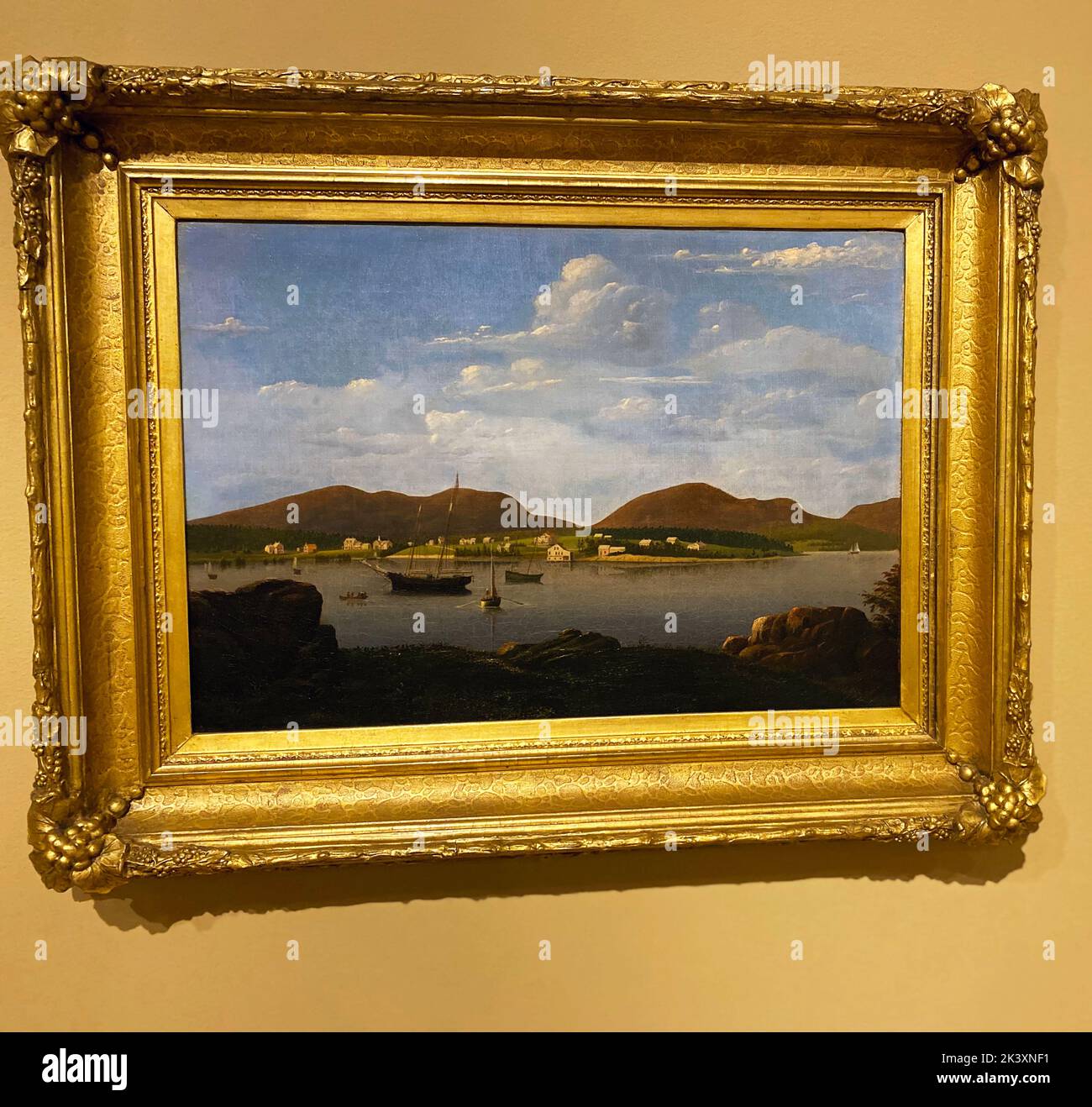Dieses Gemälde von Fitz Henry Lane entstand um 1850. Die Notizen im Farnsworth Museum in Rockland schreiben: „Mary Mellen diente als Lehrling des Künstlers, kopierte seine Werke als Übungen und arbeitete schließlich mit Lane an Leinwänden, die auf früheren Gemälden basieren, einschließlich dieser Ansicht der Stadt am Mount Dessert, die Lane mit seinem Freund Joseph Stevens, Jr., besuchte“ Fitz Henry Lane (1804 – 1865) war ein amerikanischer Maler und Grafiker eines Stils, der später als Luminismus bezeichnet werden sollte. Stockfoto Dieses Gemälde von Fitz Henry Lane entstand um 1850. Die Notizen im Farnsworth Museum in Rockland schreiben: „Mary Mellen diente als Lehrling des Künstlers, kopierte seine Werke als Übungen und arbeitete schließlich mit Lane an Leinwänden, die auf früheren Gemälden basieren, einschließlich dieser Ansicht der Stadt am Mount Dessert, die Lane mit seinem Freund Joseph Stevens, Jr., besuchte“ Fitz Henry Lane (1804 – 1865) war ein amerikanischer Maler und Grafiker eines Stils, der später als Luminismus bezeichnet werden sollte. Stockfoto