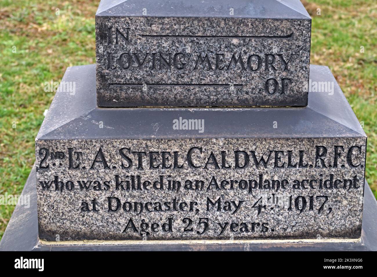 Gravestone, in liebevoller Erinnerung an 2. LT, Ein Steel Caldwell RFC, der bei einem Flugzeugunfall in Doncaster am 4. 1917. Mai ums Leben kam Stockfoto