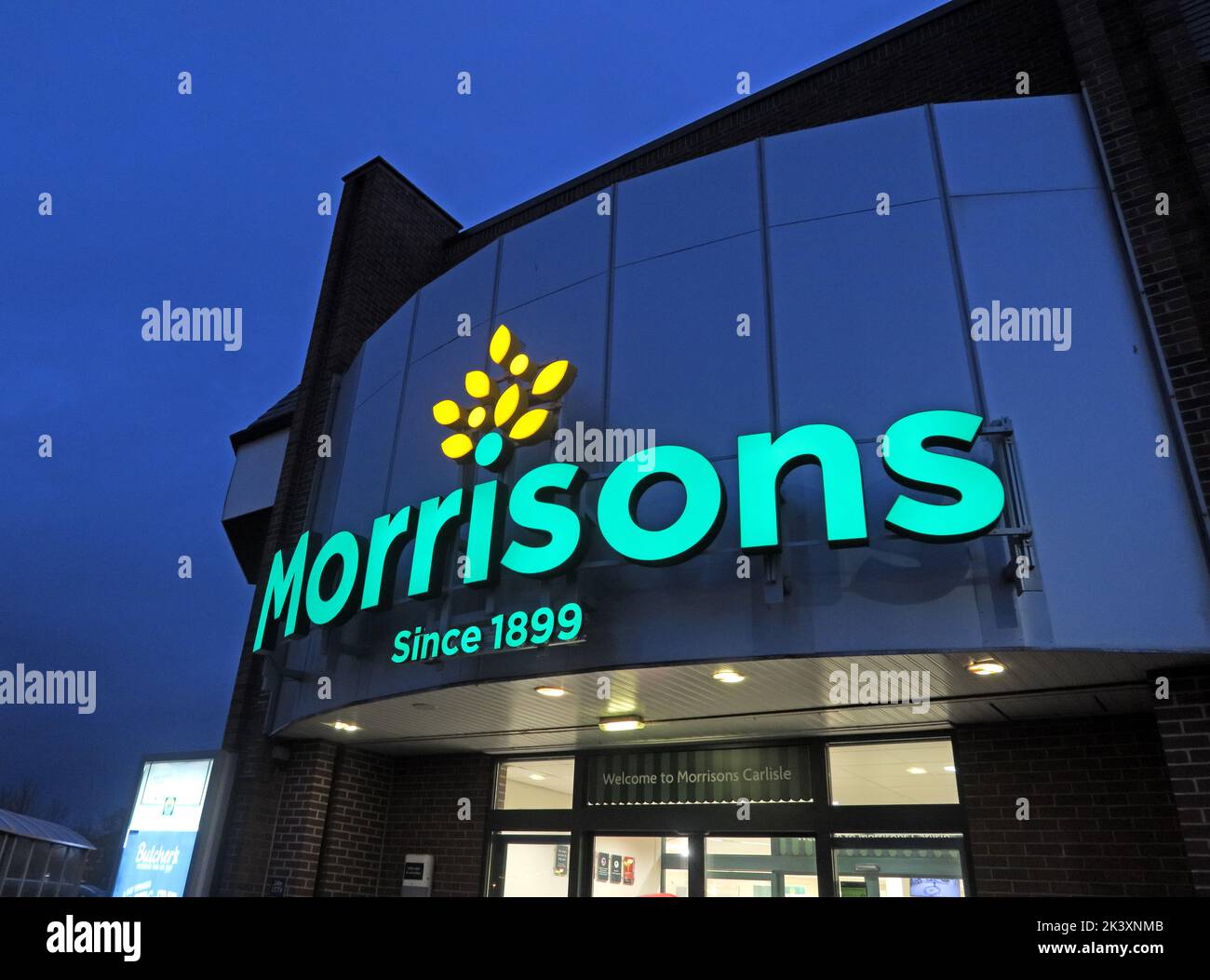 Morrisons Supermarkt in der Abenddämmerung, Kingstown Rd, Carlisle, Cumbria, England, VEREINIGTES KÖNIGREICH Stockfoto