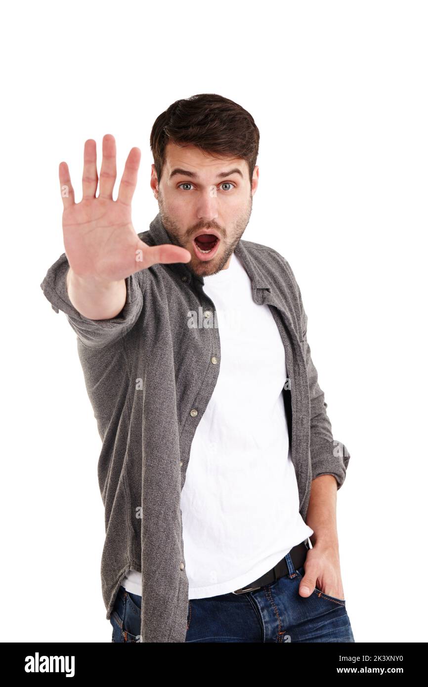 Wow. Studioporträt eines jungen Mannes, der seine Hand hochhält und Ihnen sagt, dass Sie aufhören sollen. Stockfoto