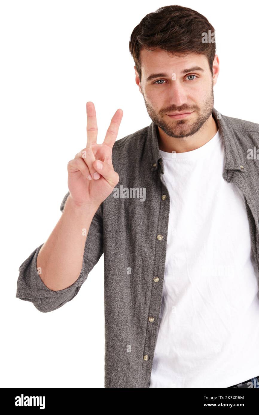 Frieden raus. Studioaufnahme eines jungen Mannes, der Ihnen ein Friedenszeichen zeigt. Stockfoto