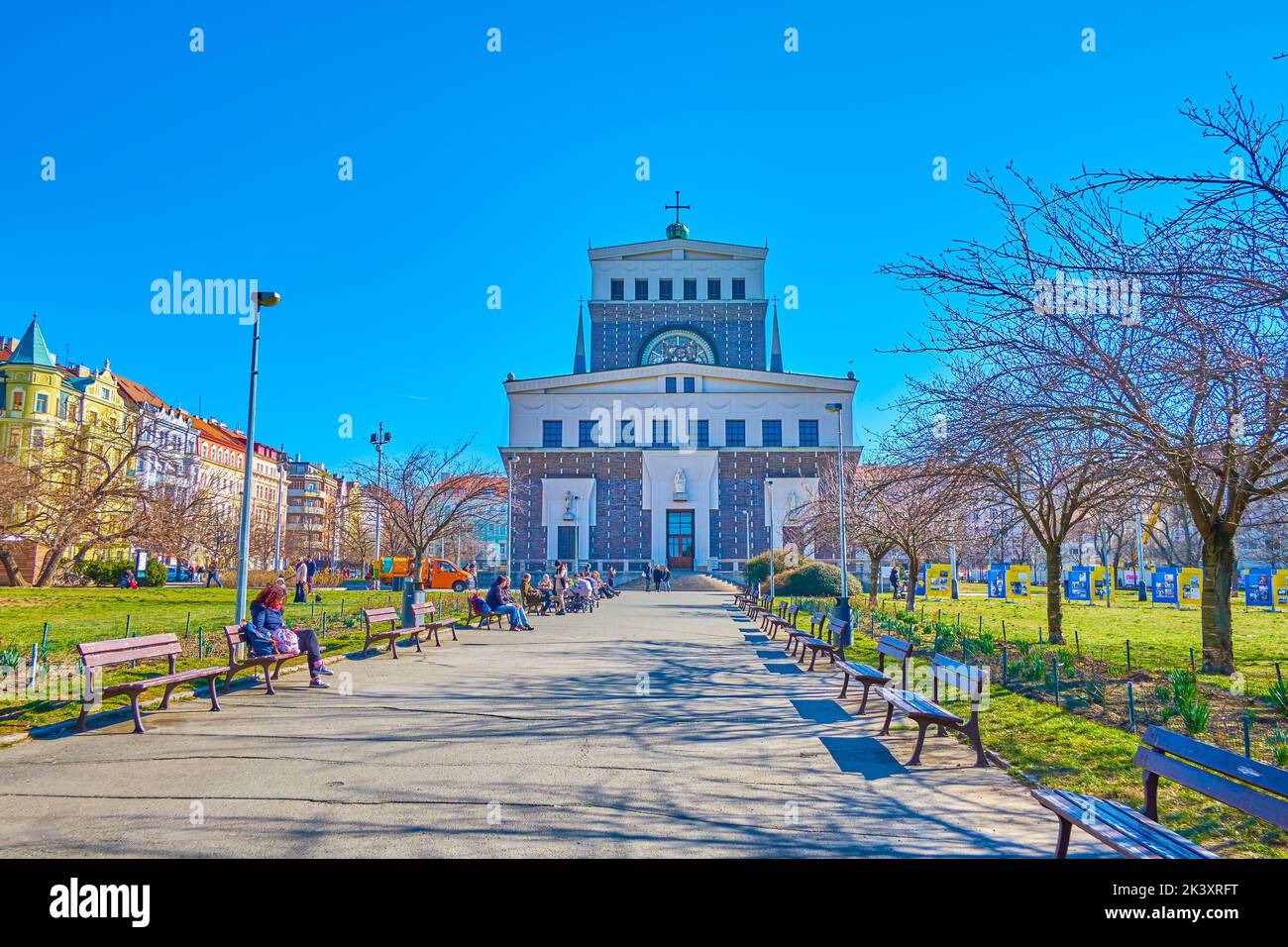 PRAG, TSCHECHISCHE REPUBLIK - 12. MÄRZ 2022: Die Gasse im Stadtpark Jiriho z Podebrad mit der modernen Kirche des Heiligsten Herzens unseres Herrn, am 1. März Stockfoto