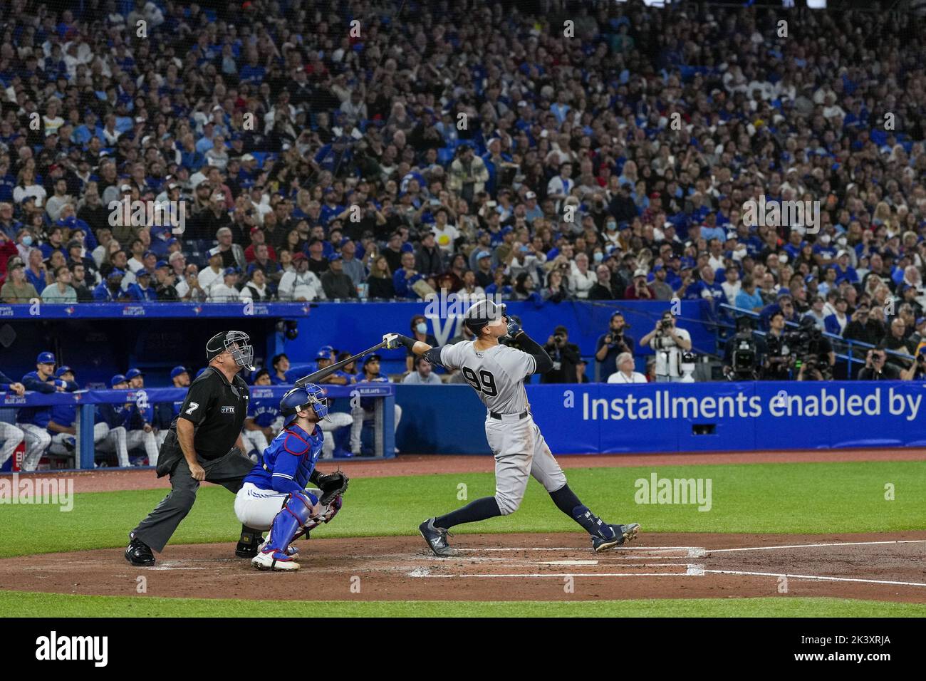 Toronto, Kanada. 28. September 2022. Der von den New York Yankees ernannte Hitter Aaron Judge fliegt am Mittwoch, den 28. September 2022, im zweiten Inning gegen die Toronto Blue Jays im Rogers Centre in Toronto, Kanada, aus. Aaron Judge ist nur einen Heimlauf entfernt von der Bindung der American League und Yankees Clubrekord mit 61 Heimläufen von Roger Maris. Foto von Andrew Lahodynskyj/UPI Credit: UPI/Alamy Live News Stockfoto