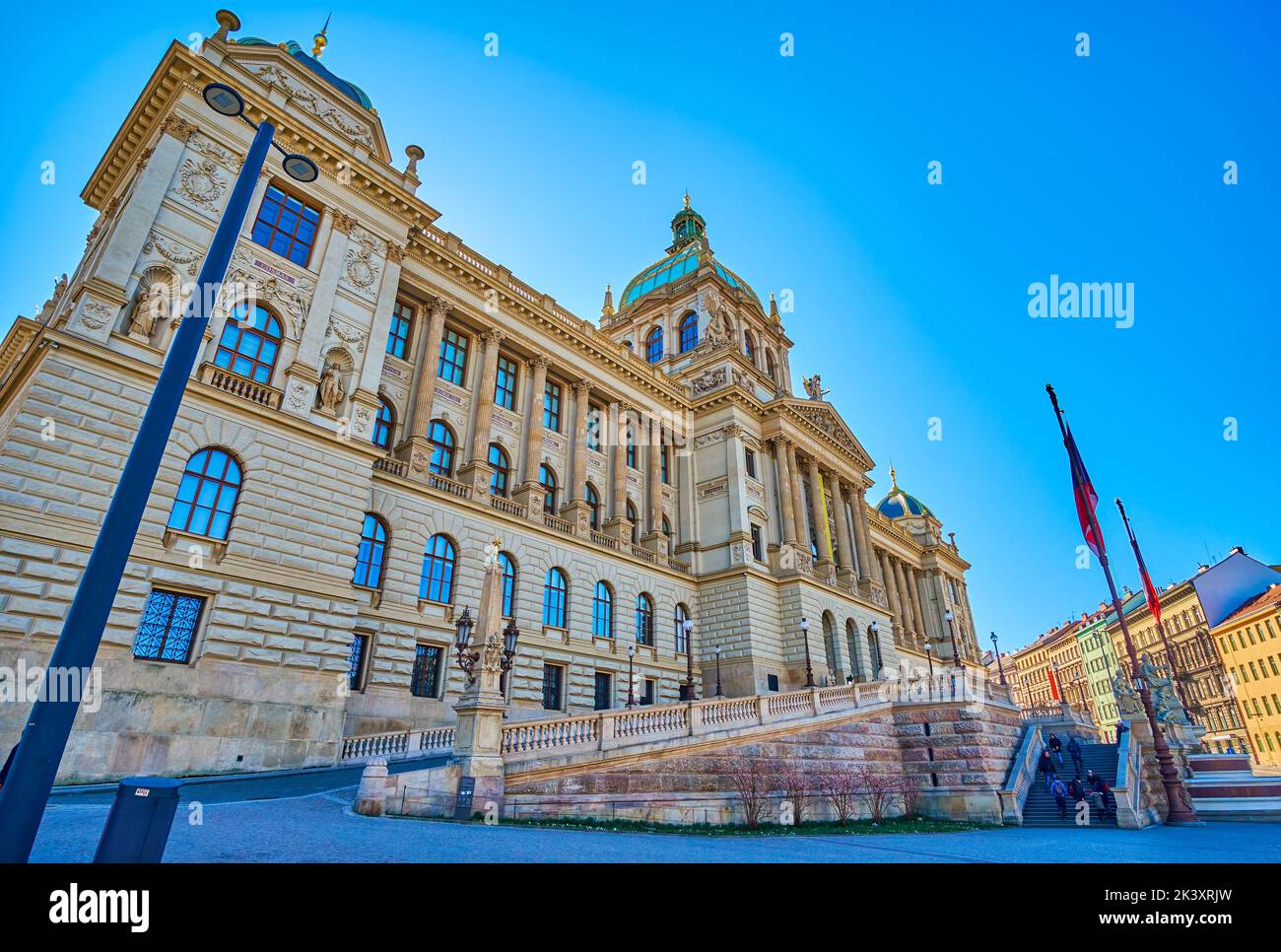 Der Blick auf das Hauptgebäude des Narodni Muzeums (Nationalmuseum) im Neorenaissance-Stil, Prag, Tschechische Republik Stockfoto