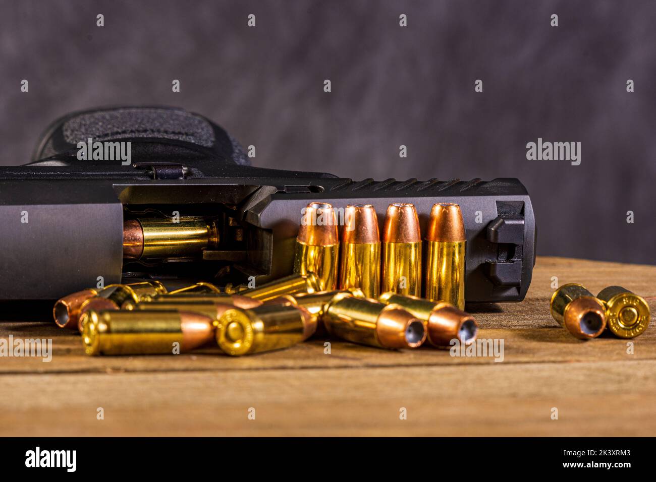 In die Kammer einer Pistole geladene Munitionsmittel. Stockfoto
