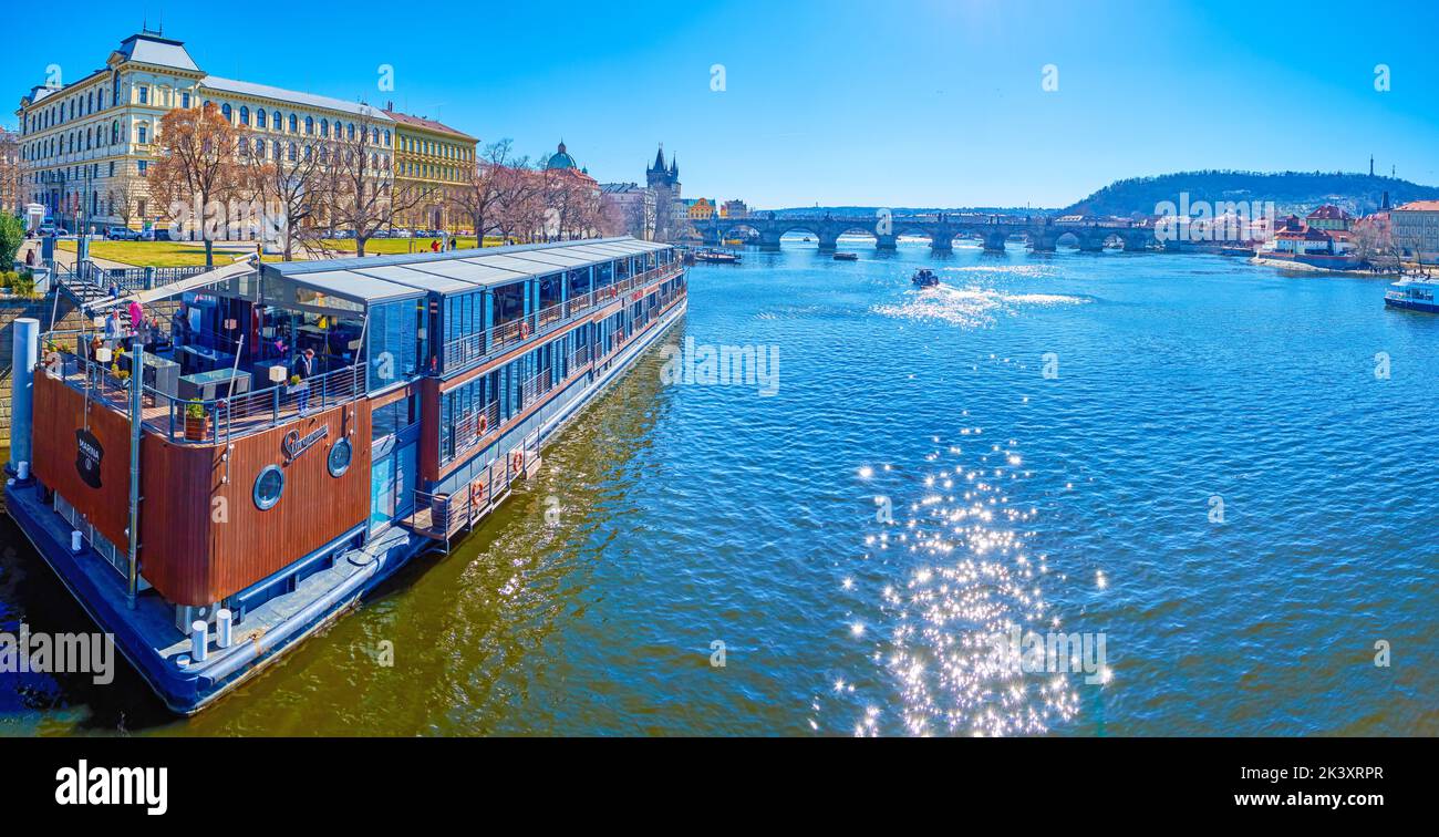 PRAG, TSCHECHISCHE REPUBLIK - 12. MÄRZ 2022: Das große Marina-Boot-Restaurant, das am Ufer der Moldau, am 12. März in Prag, Tschechische Republik, festgemacht ist Stockfoto
