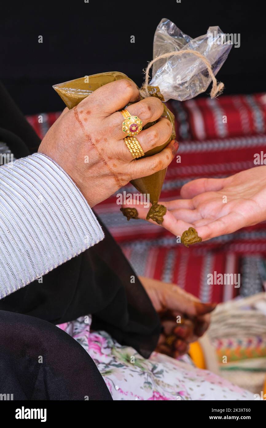 Vereinigte Arabische Emirate. Ein Henna Design auf die Fingernägel auftragen. Beachten Sie Den Goldenen Ring. Stockfoto