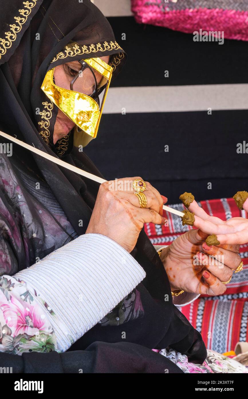 Vereinigte Arabische Emirate. Ein Henna Design auf die Fingernägel auftragen. Beachten Sie Den Goldenen Ring. Stockfoto