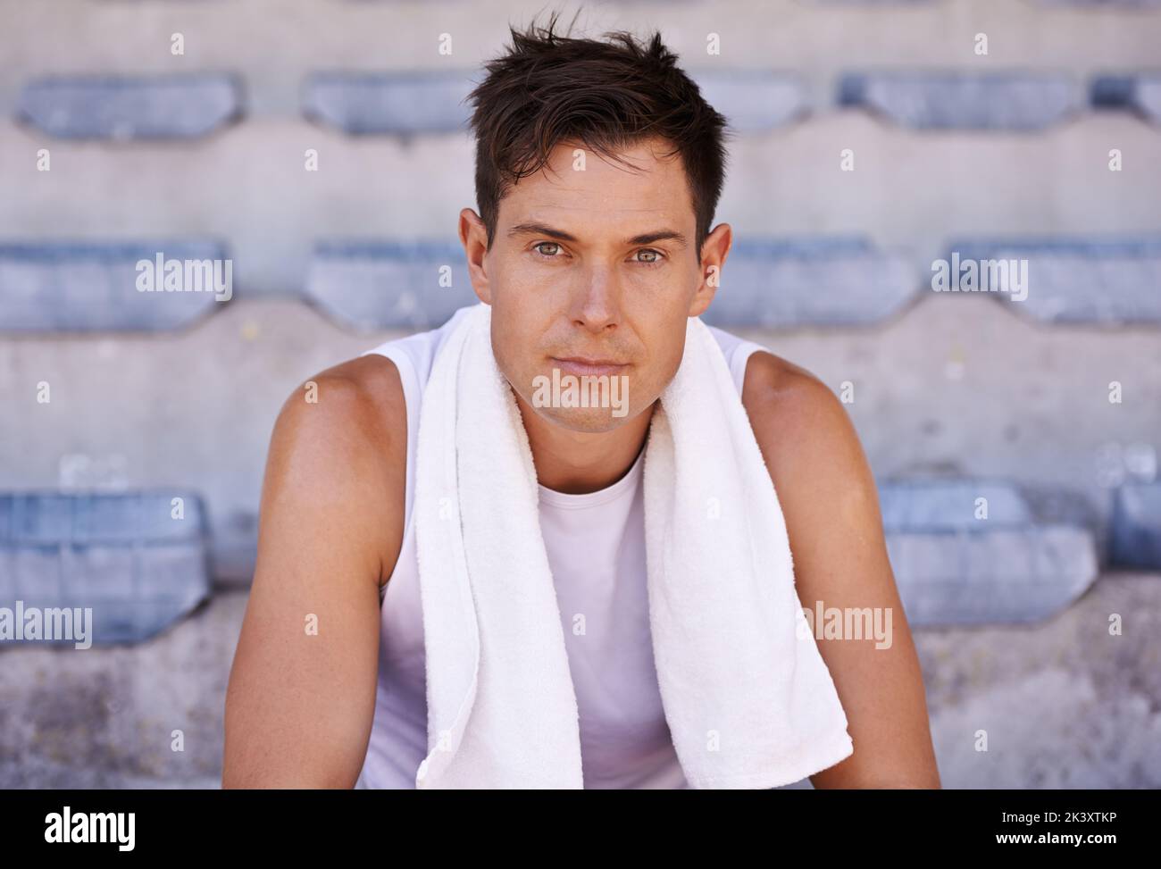 Die Erschöpfung lohnt sich. Porträt eines Sportlers, der eine Pause vom Training einnimmt. Stockfoto