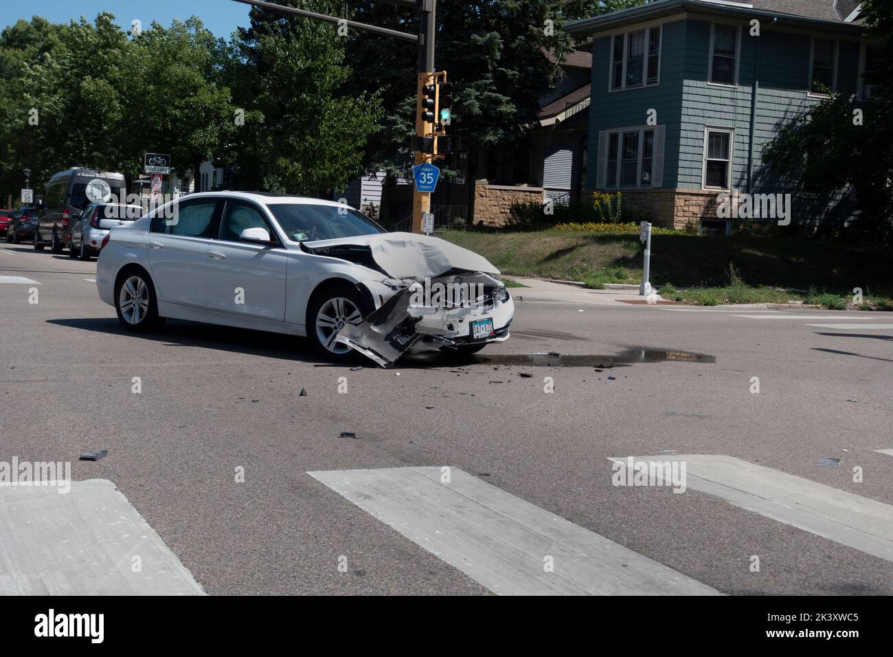 Das Fahrzeug wurde bei einem Unfall auf einer Stadtstraße beschädigt. St. Paul Minnesota, USA Stockfoto