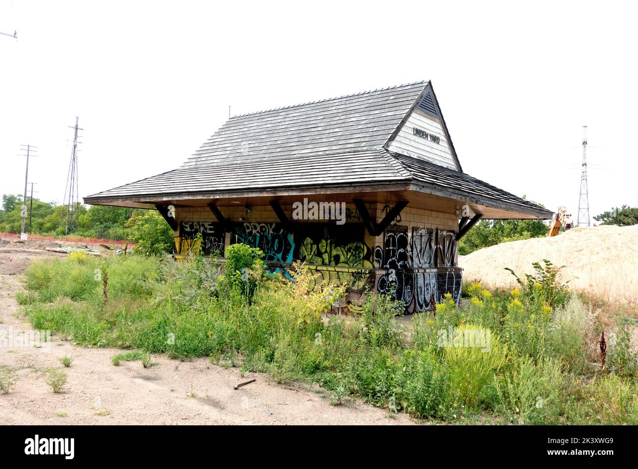 Der kleine verfallene Bahnhof Linden Yard liegt am Radweg in der Nähe des Cedar Lake. Minneapolis Minnesota, USA Stockfoto