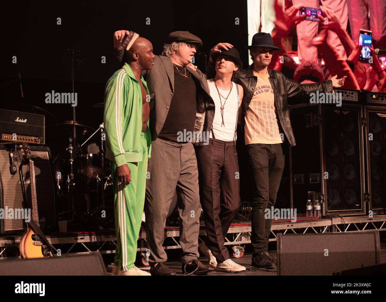 London, Großbritannien. 28.. September 2022. Der letzte Bogen der Libertines nach einem Live-Auftritt bei den AIM Awards. Gary Powell, Peter Doherty, Carl Barat, John Hassall. Cristina Massei/Alamy Live News Stockfoto