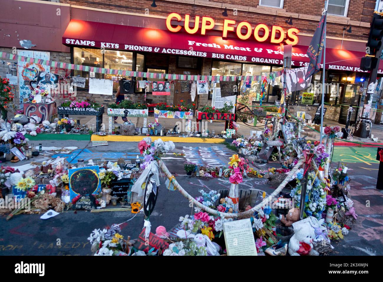 Chicago und 36. George Floyd Memorial and Cup Foods ein heiliger Ort mit Blumen und Kunst. Minneapolis Minnesota MN USA Stockfoto