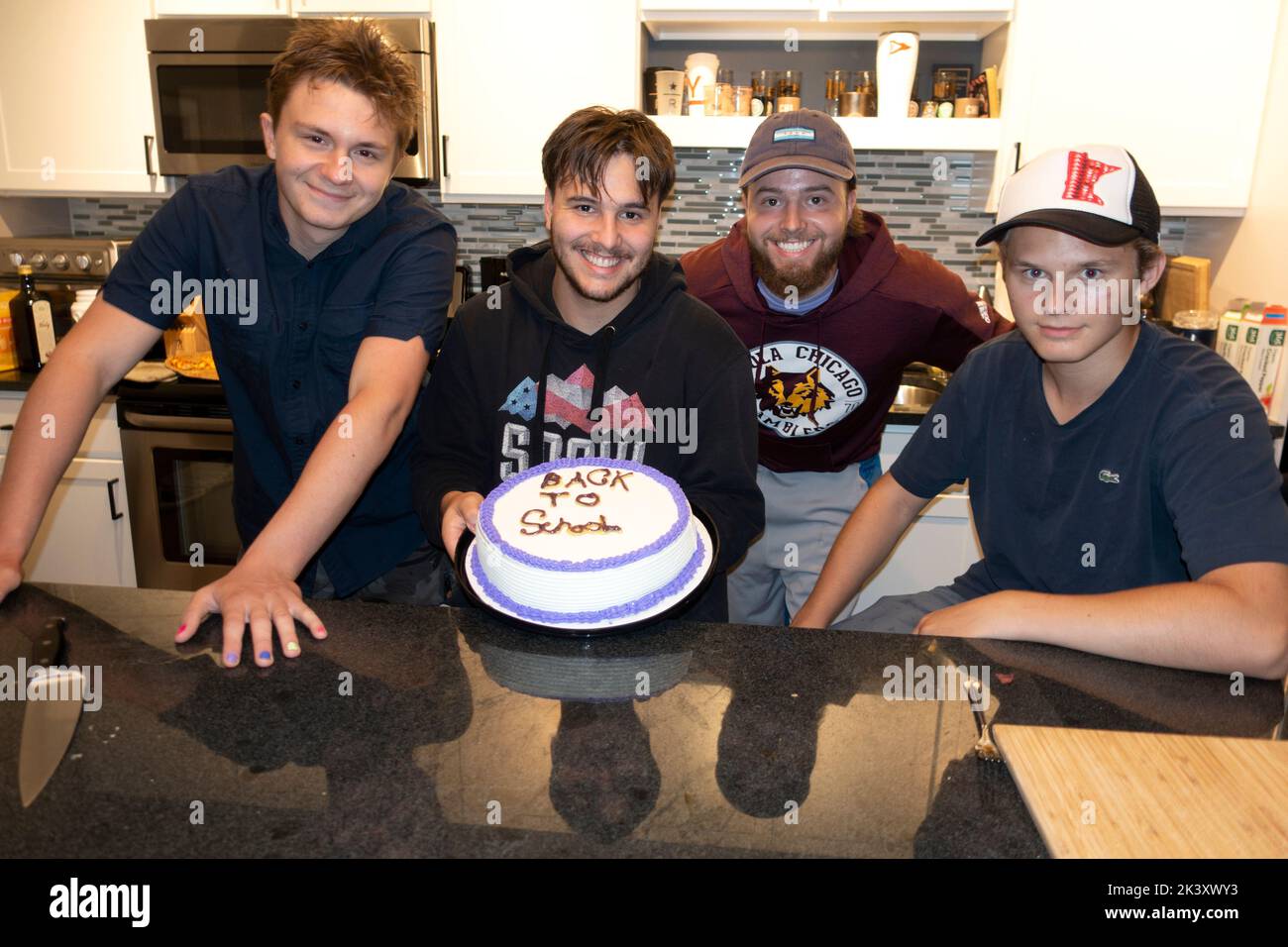 Vier Cousins feiern mit einem Dairy Queen-Kuchen die Rückkehr zur Schule. St. Paul Minnesota, USA Stockfoto