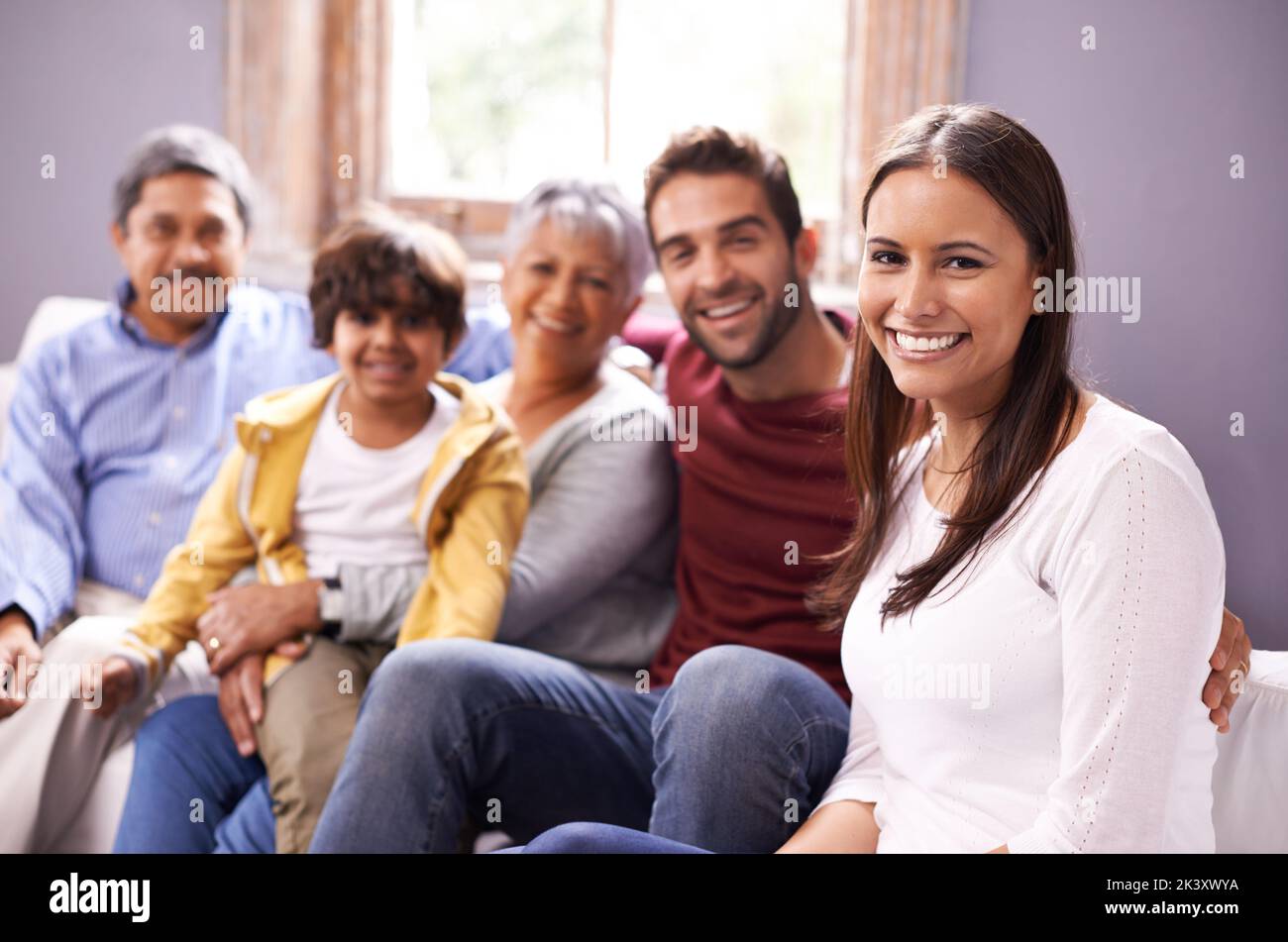 Für immer zusammen. Porträt einer Familie, die sich im Wohnzimmer verbindet. Stockfoto