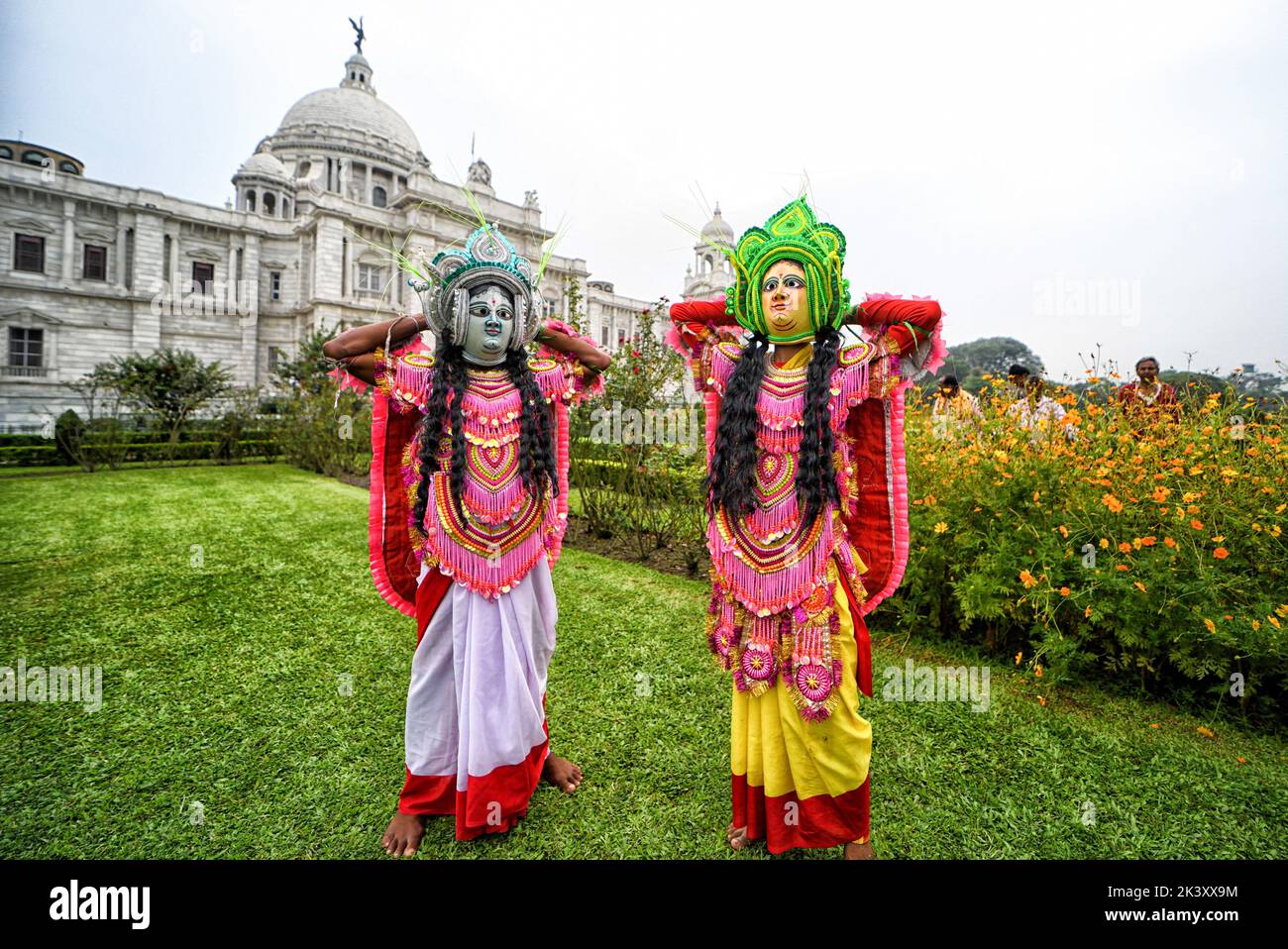 Kalkutta, Indien. 28. September 2022. Traditionelle Volkskünstler sahen sich im Rahmen der Welttourismuswoche für die Chhau-Tanzvorstellung vor dem ikonischen Victoria Memorial bereit. Das Ministerium für Tourismus, die indische Regierung, organisierte in Zusammenarbeit mit der Victoria Memorial Hall im Rahmen der Welttourismuswoche eine Veranstaltung „Reise des immateriellen Kulturerbes Westbengals“ im Victoria Memorial. (Foto: Avishek das/SOPA Images/Sipa USA) Quelle: SIPA USA/Alamy Live News Stockfoto