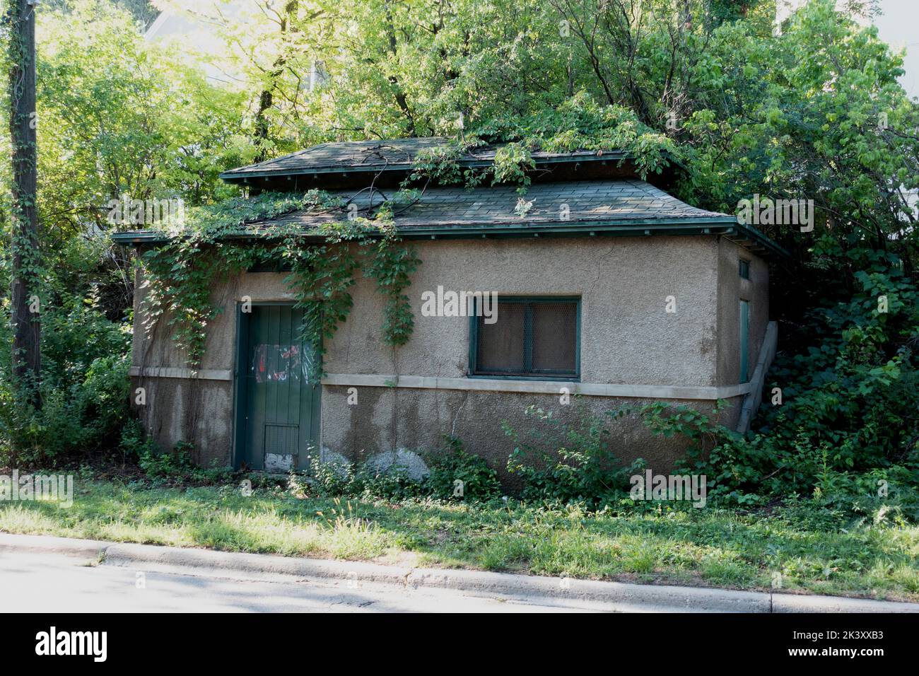 Kleines Gebäude, Werkzeugschuppen in der Nähe von Lake Cedar am Kenwood Parkway. Minneapolis Minnesota, USA Stockfoto