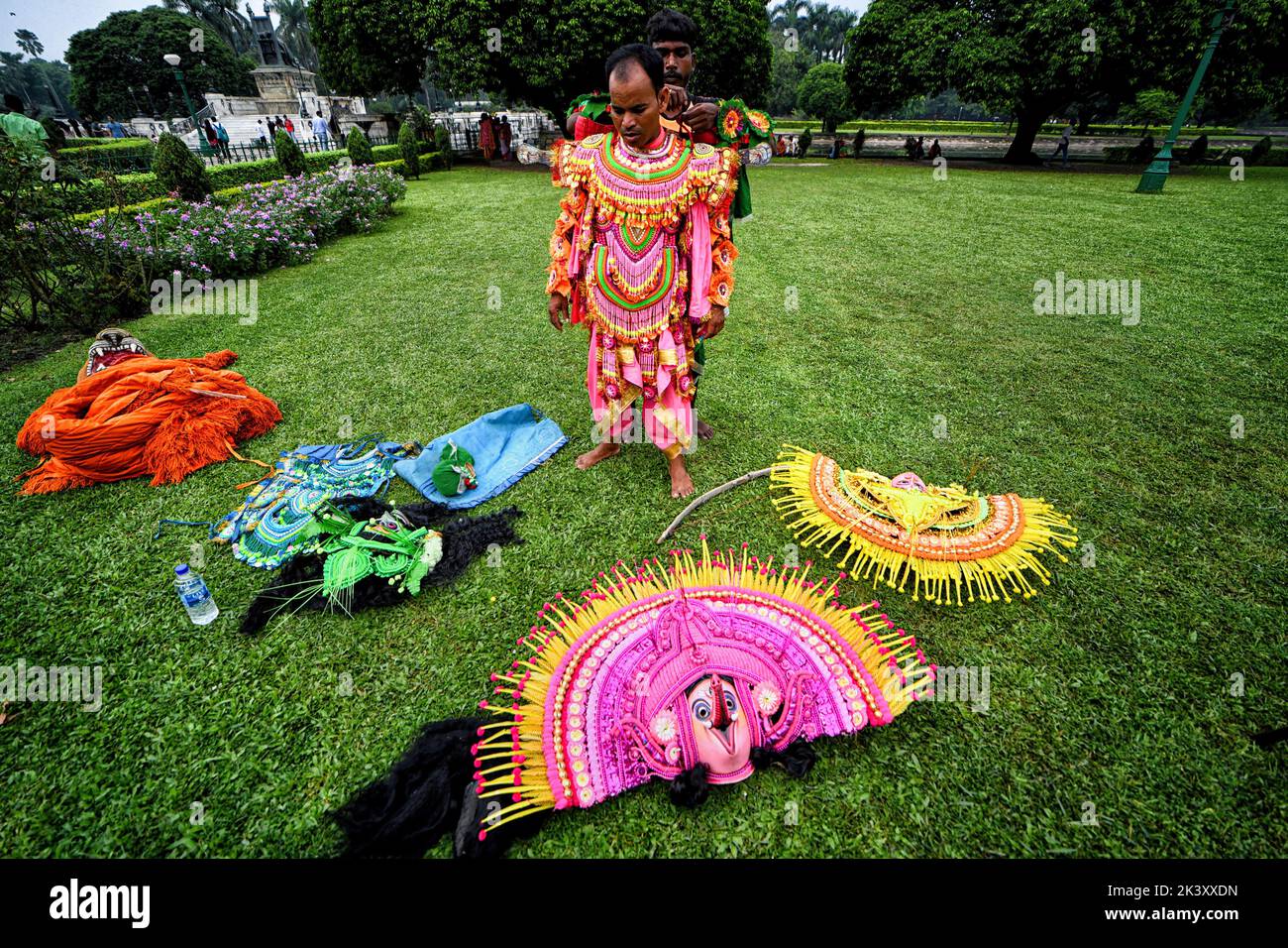 Kalkutta, Indien. 28. September 2022. Traditionelle Volkskünstler sahen sich im Rahmen der Welttourismuswoche für die Chhau-Tanzvorstellung vor dem ikonischen Victoria Memorial bereit. Das Ministerium für Tourismus, die indische Regierung, organisierte in Zusammenarbeit mit der Victoria Memorial Hall im Rahmen der Welttourismuswoche eine Veranstaltung „Reise des immateriellen Kulturerbes Westbengals“ im Victoria Memorial. (Foto: Avishek das/SOPA Images/Sipa USA) Quelle: SIPA USA/Alamy Live News Stockfoto