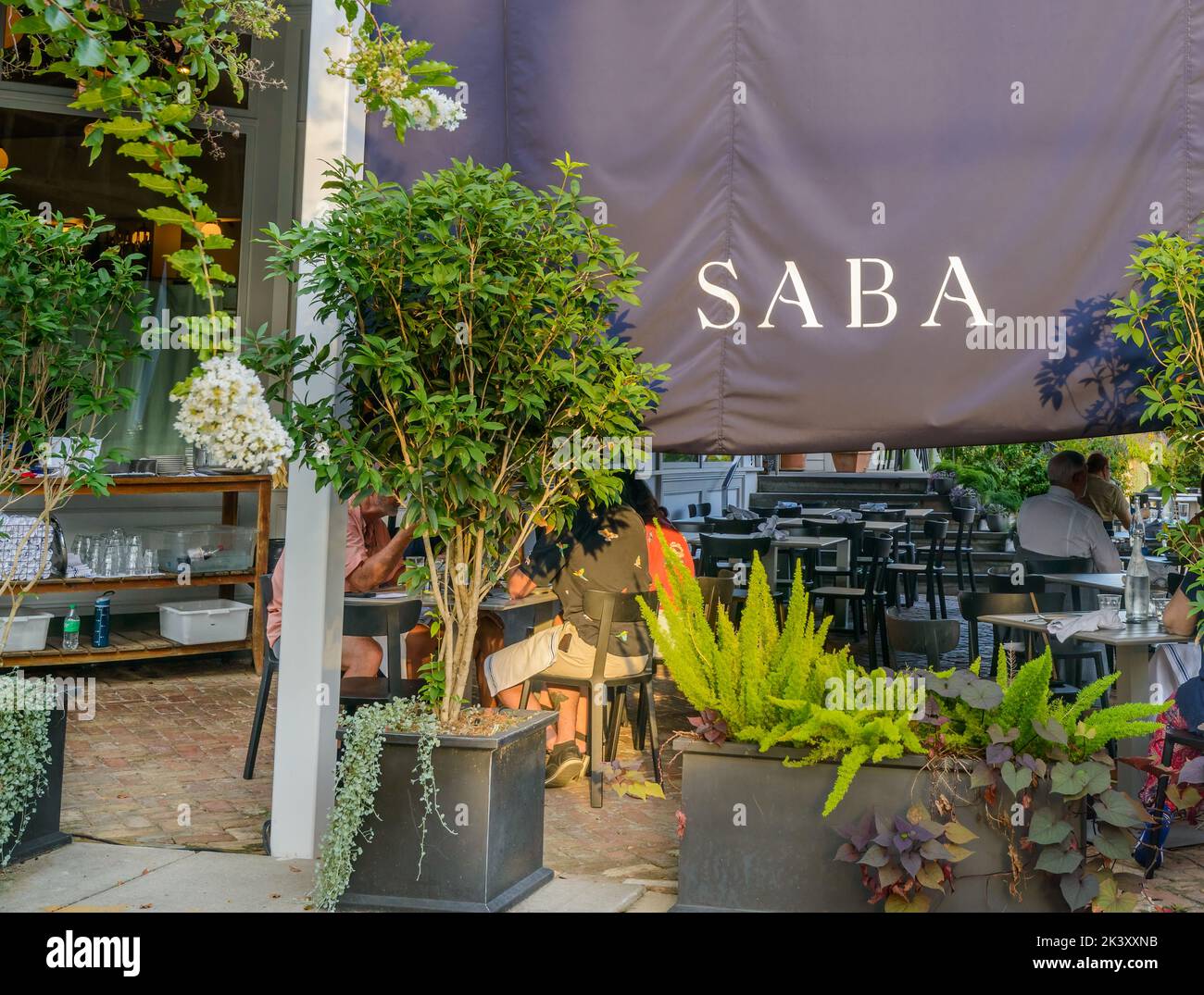 NEW ORLEANS, LA, USA - 25. SEPTEMBER 2022: Schattiger Essbereich im Freien für das Saba Restaurant in der Magazine Street in Uptown New Orleans Stockfoto