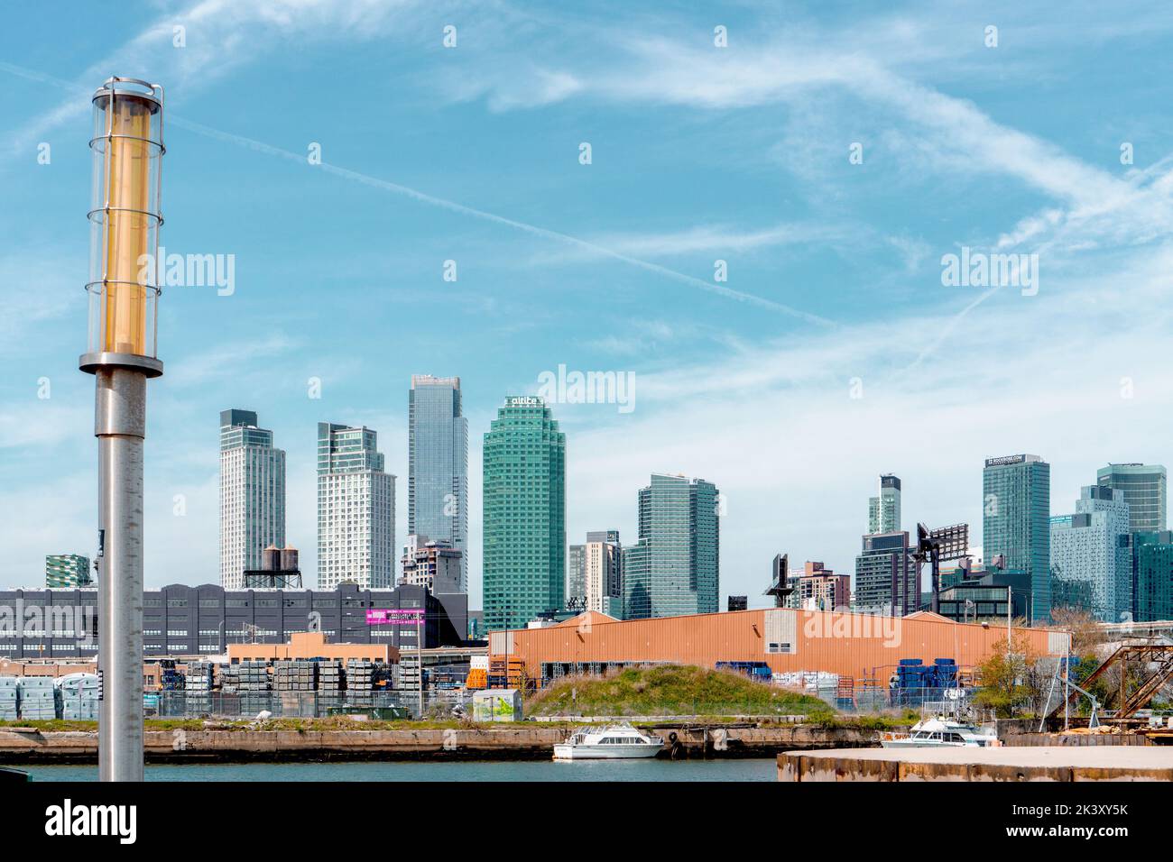 Brooklyn, NY - Mai 1 2022: Blick auf Long Island City, Queens von Greenpoint, Brooklyn in NY Stockfoto