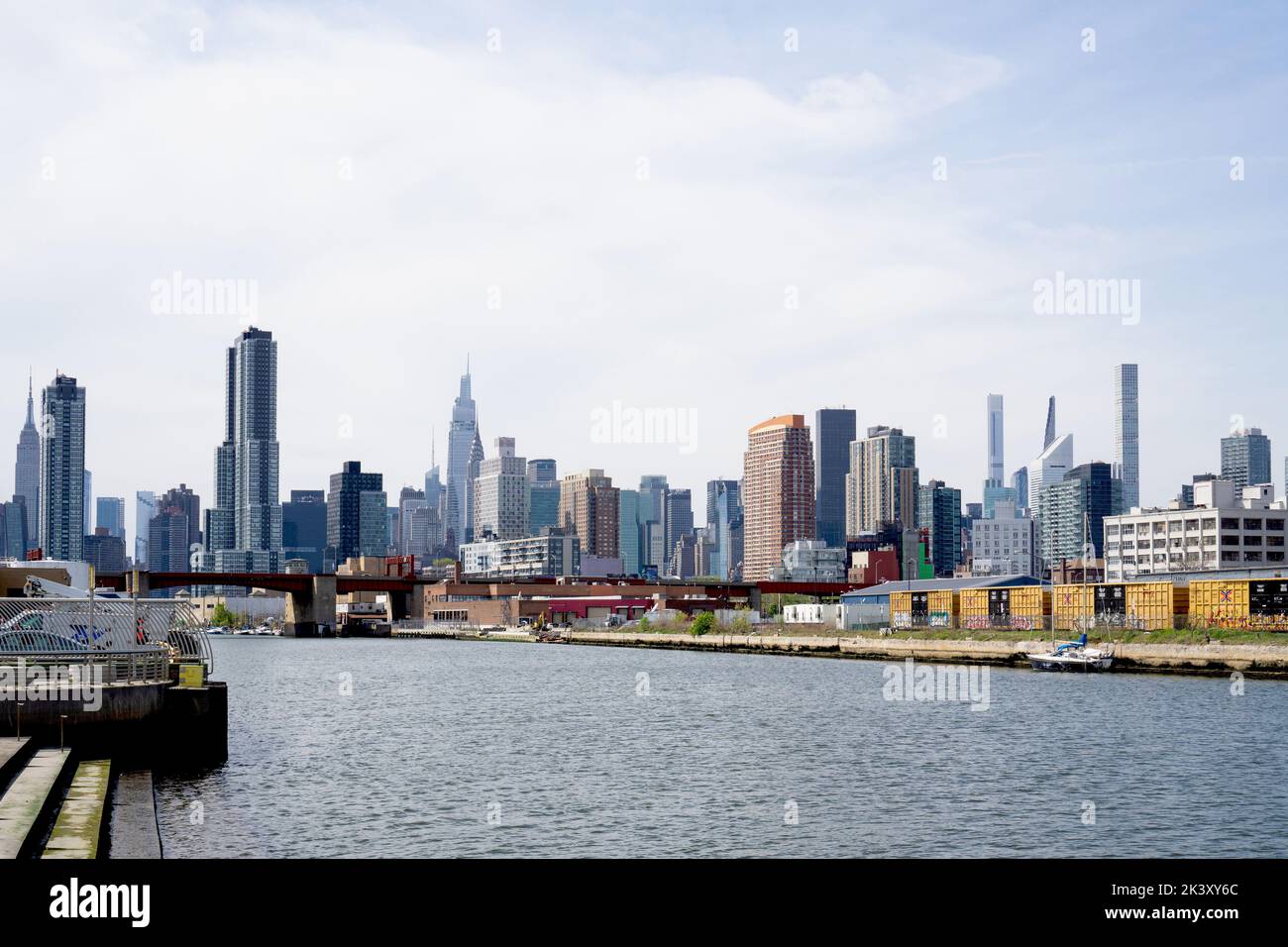 Blick von Greenpoint auf Long Island City, Queens und East Midtown Manhattan in New York City Stockfoto