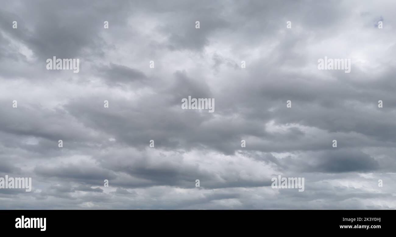 Schöner, wolkiger, stürmischer Himmel im Herbst an einem schönen Tag Stockfoto