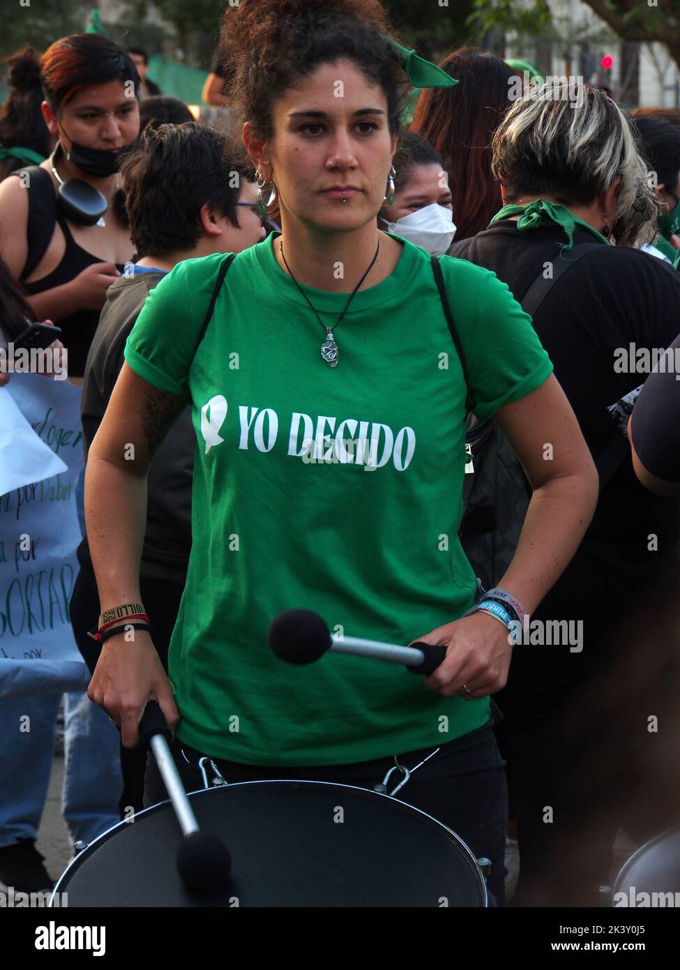Lima, Peru. 28. September 2022. „Ich entscheide“ kann auf einem T-Shirt gelesen werden, wenn Hunderte von Frauen, die einen grünen Schal tragen, in Peru eine Demonstration durchführen, in der sie „legale, sichere und kostenlose Abtreibung“ fordern, als Teil der umfassenden Gesundheit von Mädchen, Jugendlichen, Frauen und allen, die die Möglichkeit einer Schwangerschaft haben. Abtreibung in Peru, einem konservativen Land, ist illegal und strafbar.Quelle: Fotoholica Press Agency/Alamy Live News Stockfoto