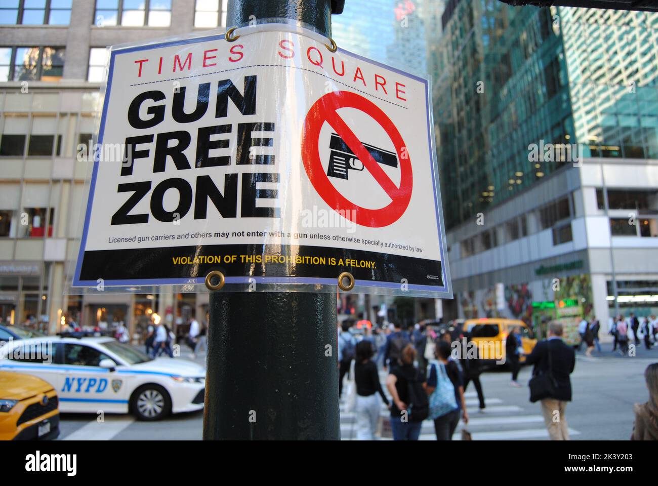 New York City, NY, USA - 27 2022. September: Schild an der W 41. St. und 6. Ave., in der Nähe des Bryant Parks, markiert die Grenze der Times Square Gun Free Zone. Stockfoto