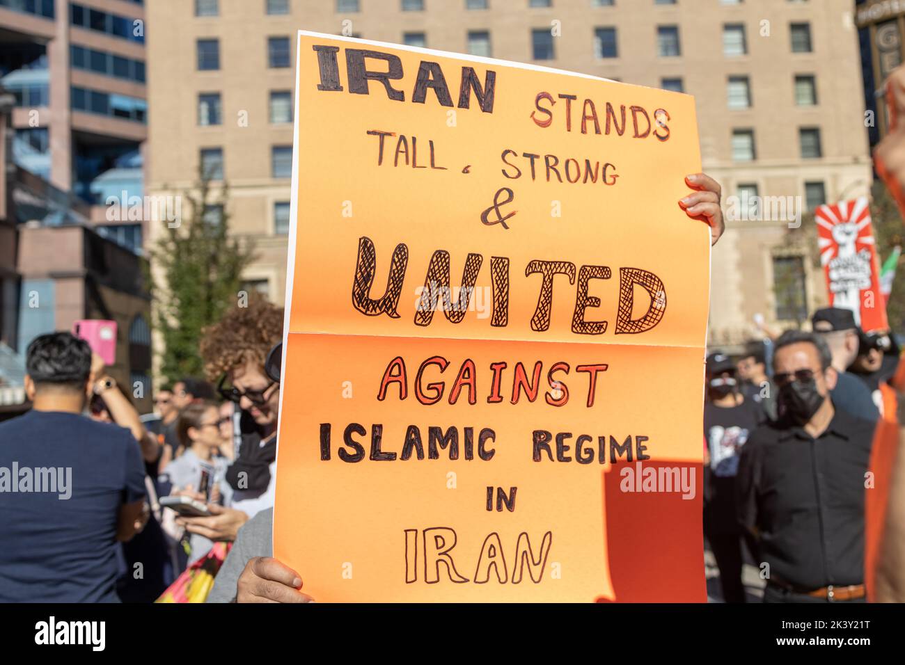 Vancouver, Kanada - 25,2022. September: Riesige Kundgebung zur Unterstützung der iranischen Proteste vor der Vancouver Art Gallery. Stockfoto