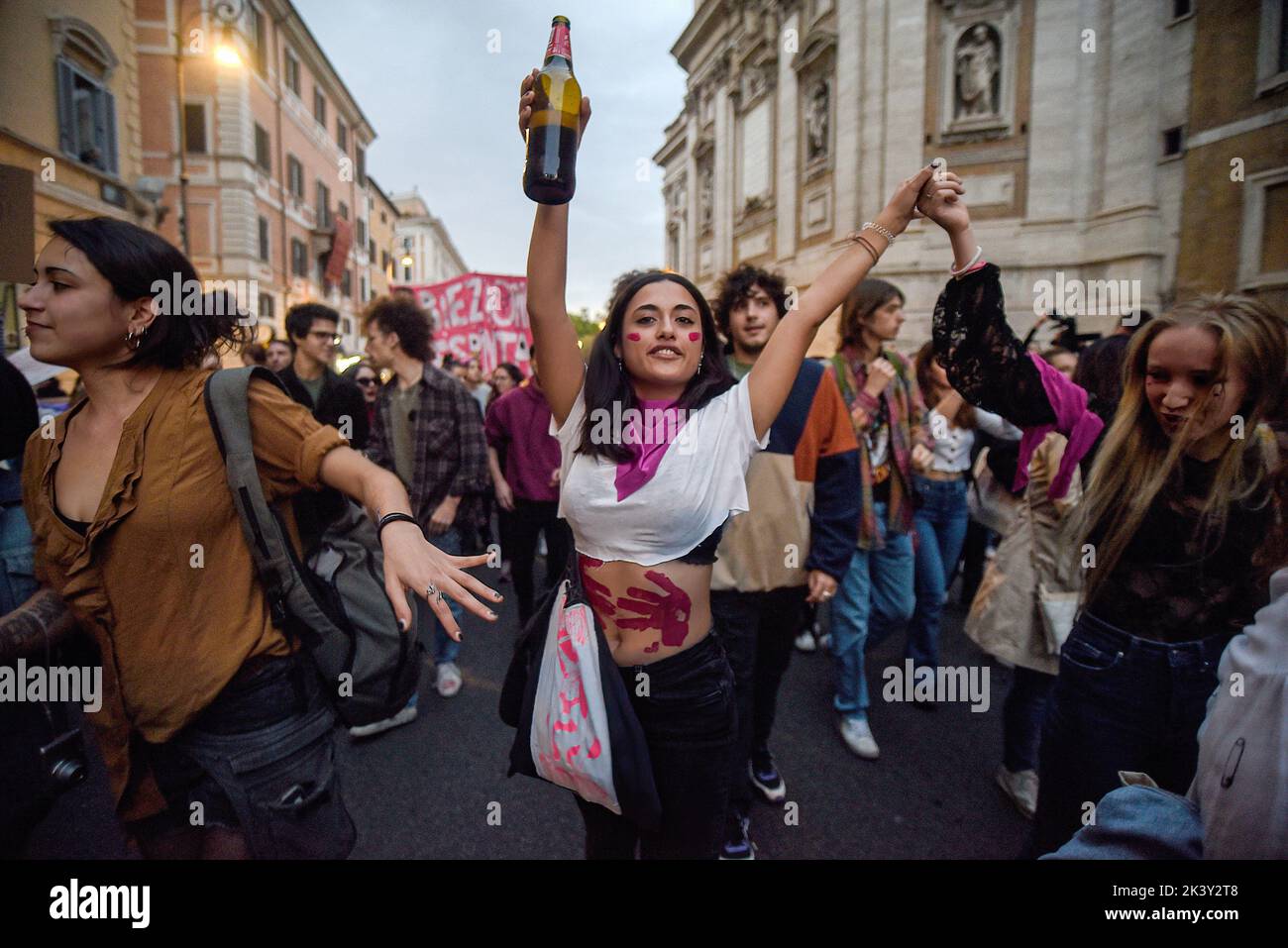 Rom, Italien. 28. September 2022. Ein Protestler sah während der Demonstration tanzen. Die Demonstration für "freie, sichere und garantierte Abtreibung" wurde von Non una di meno anlässlich des Internationalen Tages der sicheren Abtreibung organisiert. (Foto von Vincenzo Nuzzolese/SOPA Images/Sipa USA) Quelle: SIPA USA/Alamy Live News Stockfoto