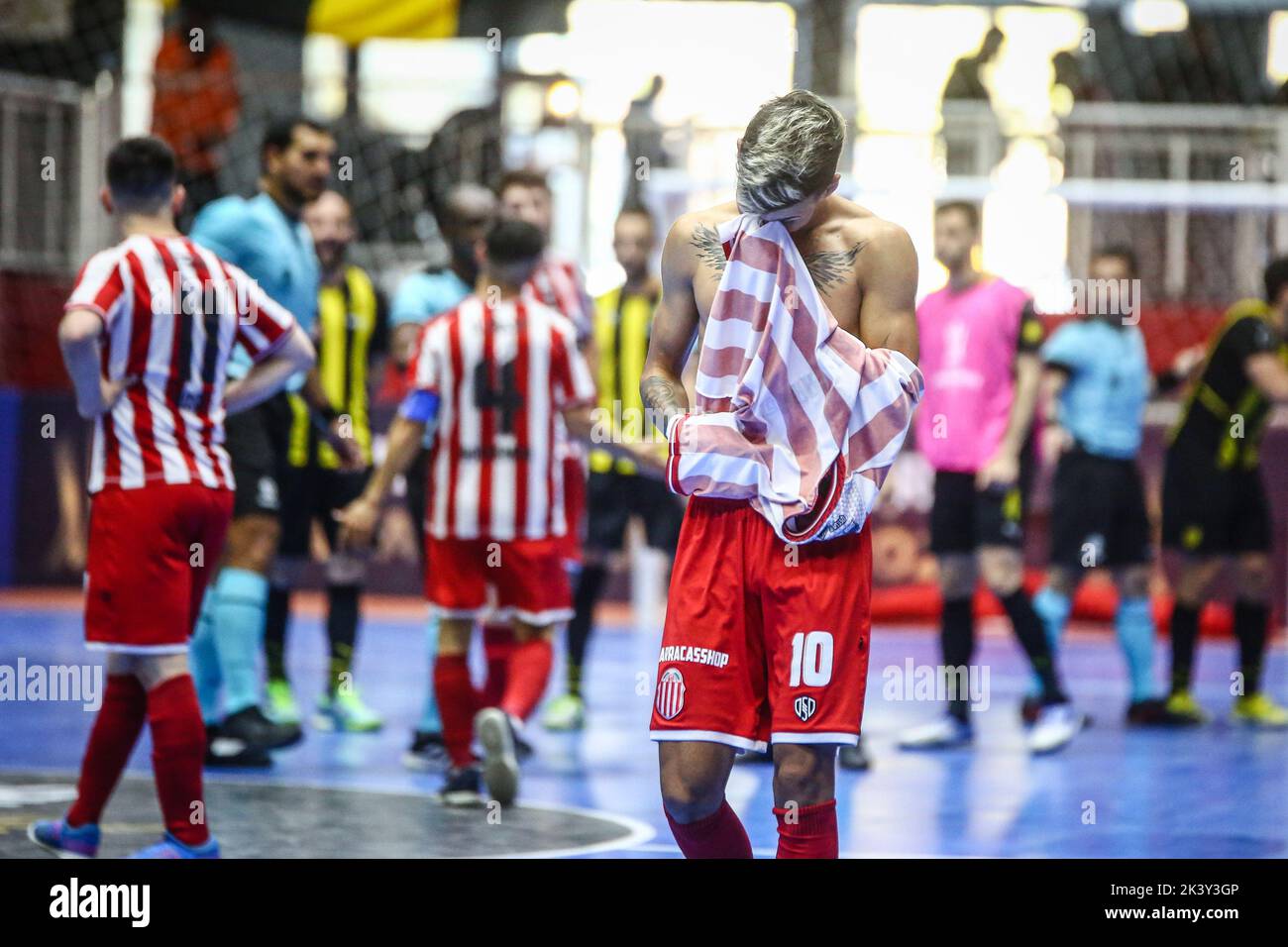 Buenos Aires, Argentinien. 28. September 2022. Andres Teran (Nr. 10) von Barraca Central (ARG), gesehen während des Viertelfinales von CONMEBOL Libertadores Futsal 2022 zwischen Penarol und Barraca Central in der Befol Arena. Endstand; Penarol (URU) 4:2 Barraca Central (ARG). Kredit: SOPA Images Limited/Alamy Live Nachrichten Stockfoto