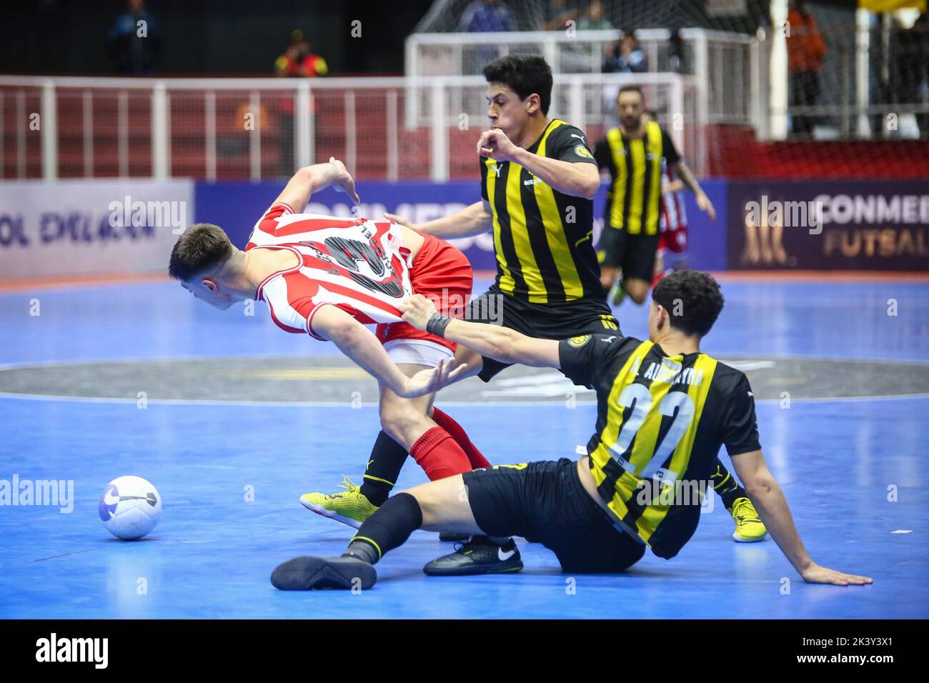 Buenos Aires, Argentinien. 28. September 2022. Alejandro Aunchayna (R) und Ignacio Salgues (C) von Penarol (URU) und Augusto Van de Casteele (L) von Barraca Central (ARG) im Einsatz während des Viertelfinals von CONMEBOL Libertadores Futsal 2022 zwischen Penarol und Barraca Central in der Befol Arena. Endstand; Penarol (URU) 4:2 Barraca Central (ARG). (Foto von Roberto Tuero/SOPA Images/Sipa USA) Quelle: SIPA USA/Alamy Live News Stockfoto